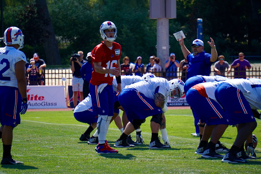 QB Matt Cassel give directions at the line of scrimmage. David Armelino | Syracuse New Times