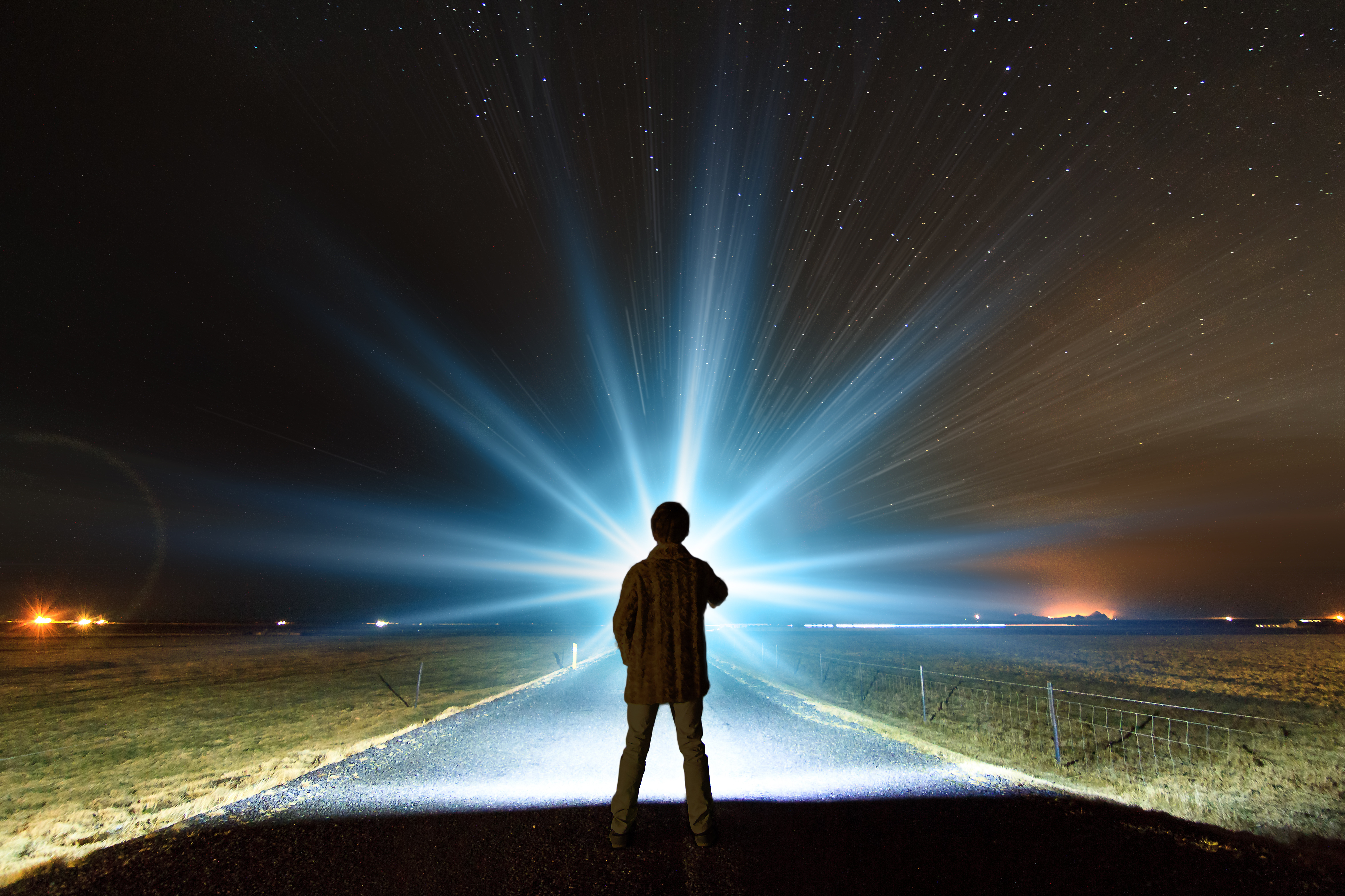 Небеса так чисты освещают нам дорогу. Человек с фонариком. Человек в Луче света. Человек с фонариком в темноте. Фонарик освещает путь.